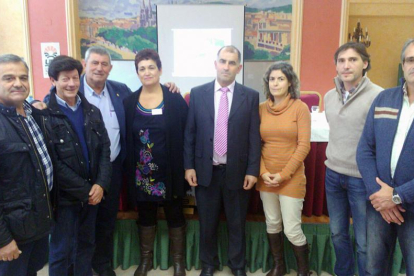 Ramos (segundo por la izquierda) y Delgado (centro) con la nueva ejecutiva.-UPA