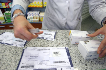Expedición de medicamentos con receta en una farmacia-Ical
