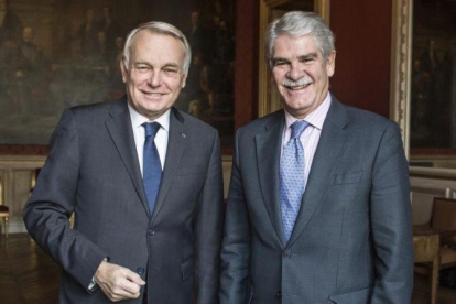 El ministro de Exteriores francés, Jean-Marc Ayrault (izquierda), con su homólogo español, Alfonso Dastis, en París.-EFE / CHRISTOPHE PETIT TESSON