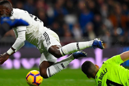 Vinicius cae ante Rulli, este domingo en el Bernabéu.-AFP / GABRIEL BOUYS