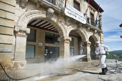 Un operario desinfecta el Ayuntamiento de Quintanar, que pasa a la fase 1 de la desescalada este lunes. ISRAEL L. MURILLO