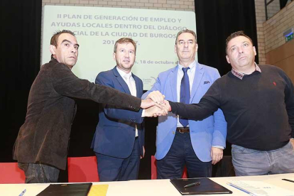 Fidel Velasco, Javier Lacalle, Miguel Ángel Benavente y Pablo Dionisio Fraile, en la firma del documento.-RAÚL G. OCHOA