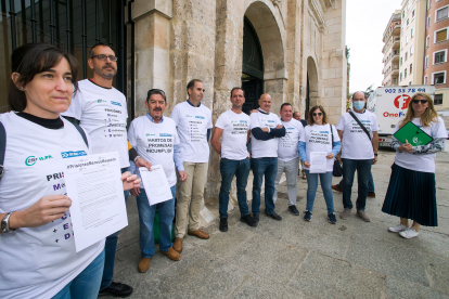 Protesta de los funcionarios de prisiones de la cárcel de Burgos en el lugar donde se celebraba el acto. TOMÁS ALONSO