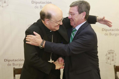 El arzobispo Fidel Herráez junto al presidente de la Diputación César Rico durante la firma del convenio.-RAÚL G. OCHOA