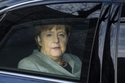 Angela Merkel, a su llegada a la sede del SPD para las negociaciones.-AP / GREGOR FISCHER