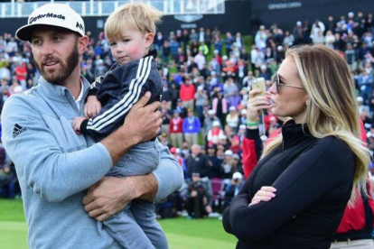 Dustin Johnson, con su hija Tatum y su mujer, Paulina Gretzky.-AFP / HARRY HOW