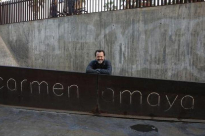 El actor y dramaturgo Manuel Veiga, junto a la placa que recuerda a Carmen Amaya.-ELISENDA PONS