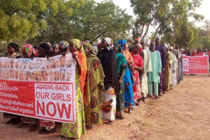 Miembros del movimiento de madres Bring Back Our Girls se manifiestan por la liberación de sus hijas, en Abuya (Nigeria), este jueves.-AFP
