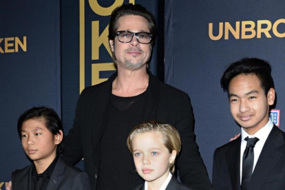 Brad Pitt posa con tres de sus seis hijos, en el Dolby Theatre de Hollywood, en diciembre del 2014.-AP / ROBYN BECK