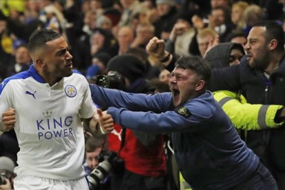 Un fan del Watford abraza a Danny Simpson tras el gol de Mahrez en el estadio del Watford.-REUTERS / EDDIE KEOGH