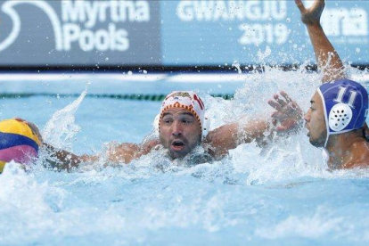 Felipe Perrone trata de coger el balón ante el japonés Keigo Okawa.-JEON HEON-KYUN (EFE)