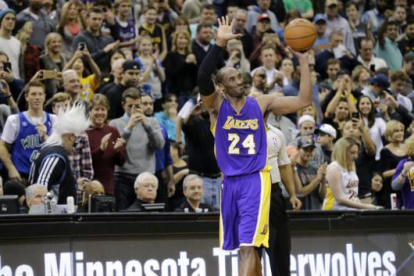 Kobe Bryant saluda a los espectadores tras batir la marca de Michael Jordan, este domingo, en el partido entre los Lakers y los Timberwolves.-Foto: AP / ANN HEISENFELT