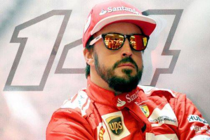 Fernando Alonso, en el box de Ferrari, durante un descanso del GP de EEUU.-Foto: EFE / SRDJAN SUKI