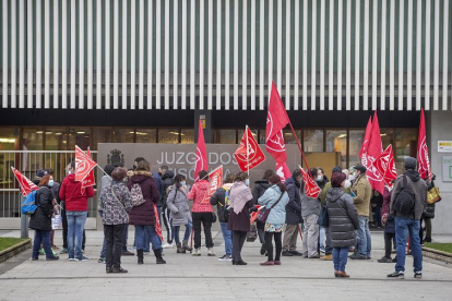 Concentracion de los trabajadores de la Fundación CISA, frente a los juzgados. SANTI OTERO