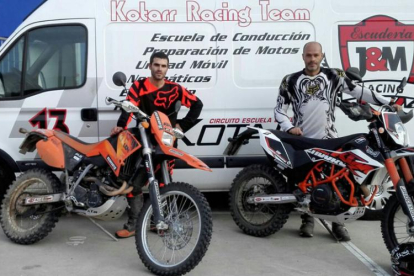 Rodrigo Martín y Jonatan González posan junto a sus motos.-