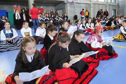 Todos los alumnos del centro educativo participan en esta tradición junto a sus profesores.-ISRAEL L. MURILLO