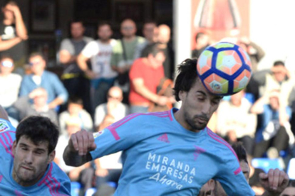 Eguaras despeja un balón de cabeza en el choque que el ayer disputó el CD Mirandés en El Alcoraz.-