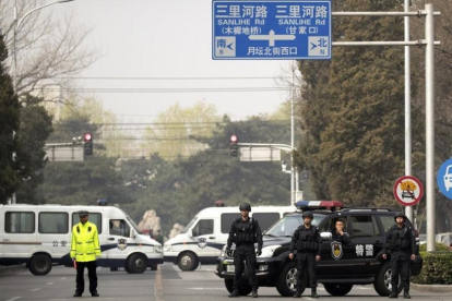Policías en una carretera de Pekín, este martes.-/ AP / MARK SCHIEFELBEIN