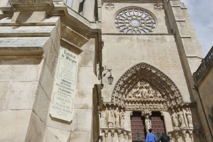 Dos turistas subiendo las escaleras que dan a la Puerta del Sarmental para entrar en la Catedral.-RAÚL G. OCHOA