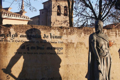 El monumento al  Cid Campeador preside el centro de la localidad.  DARÍO GONZALO