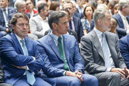 Mañueco, con gesto serio, sentado junto a Sánchez y Felipe VI en el acto institucional de inauguración del AVE a Burgos. SANTI OTERO