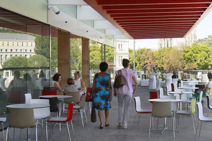 Imagen de la terraza de la cafetería del Fórum.