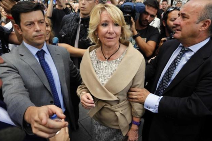 La presidenta del PP de Madrid, Esperanza Aguirre, en los juzgados de Plaza Castilla, junto a Beltrán Gutierrez Moliner (derecha).-AGUSTIN CATALÁN