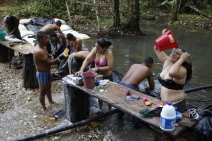 Guerrilleras de las FARC se asean en un campamento en la selva, el pasado 11 de agosto.-FERNANDO VERGARA / AP