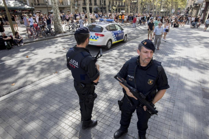 Una pareja de Mossos desquadra en las Rambles de Barcelona-FERRAN NADEU