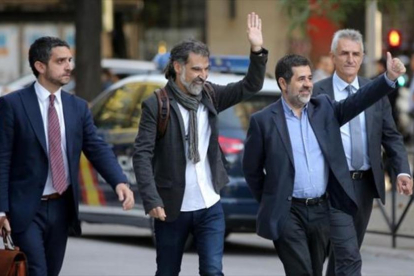 Cuixart y Sànchez saludan a amigos y seguidores, el lunes 16 de octubre en Madrid. /-JOSÉ LUIS ROCA / ÁLVARO MONGE