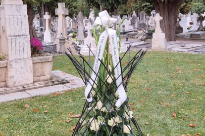 Ofrenda floral del PP a las víctimas del Covid en el cementerio de San José. ECB