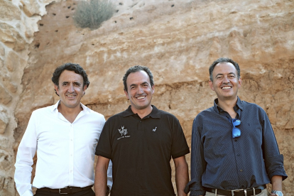 Los hermanos Navarro, Óscar, Andrés y Daniel, en el exterior de su bodega, en la localidad burgalesa de Gumiel de Izán.