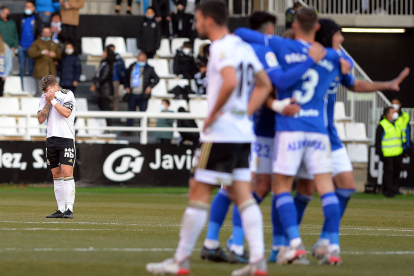 Pasó atrás de un Burgos CF que cayó derrotado de forma dolorosa ante un rival directo en la clasificación como el Real Oviedo. TOMÁS ALONSO