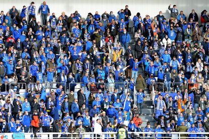 Cerca de 2.000 aficionados carbayones se desplazaron a Burgos para animar al Real Oviedo. TOMÁS ALONSO