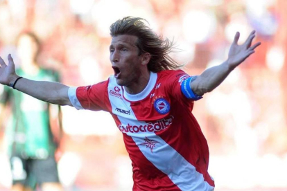 Gastón Machín celebra un gol con la camiseta del Argentinos Juniors.-