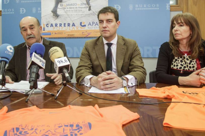 Álvarez Furones (UBU Caja de Burgos), Ibáñez (Ayuntamiento) y Macho (Apace), ayer, durante la presentación.-SANTI OTERO