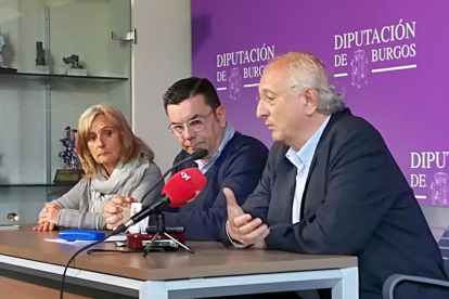 Enma Maestu y Jorge Mínguez escuchan la intervención del doctor Mateos.-M. M.