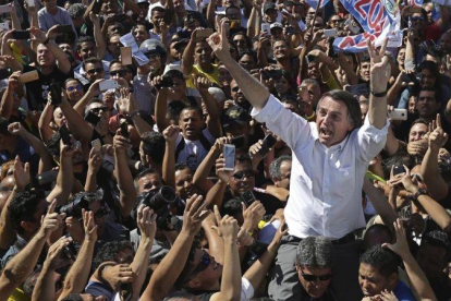 El candidato presidencial ultraderechista brasileño Jair Bolsonaro en un acto político el miércoles en Brasilia.-AP / ERALDO PERES