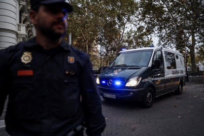Dos detenidos en Tarragona por mensajes de odio contra la Policia y la Guardia Civil el 1-O.-EMILIO NARANJO (EFE)