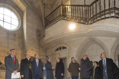 Miembros de la Diócesis, La Caixa y Fundación Caja de Burgos visitaron la capilla del Corpus Christi.-Israel L. Murillo