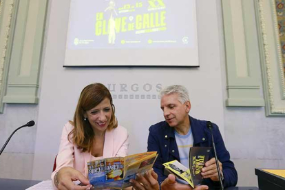 Nuria Barrio y Miguel Ángel Viera durante la rueda de prensa de presentación del XX Festival de artes ‘En clave de calle’ de Burgos.-RAÚL OCHOA
