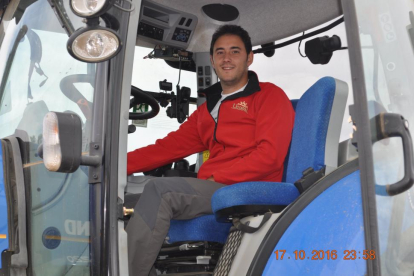 Rubén Muelas subido a su tractor en su explotación en Gigosos de los Oteros, en la comarca del Porma, en León-E.M.