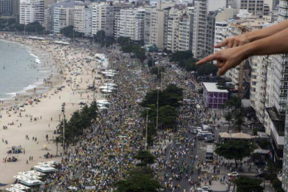 Miles de personas participan en una manifestación contra la presidenta brasileña, Dilma Rousseff, este  domingo 15 de marzo del 2015, en la playa de Copacabana en Río de Janeiro.-Foto: ANTONIO LACERDA / EFE