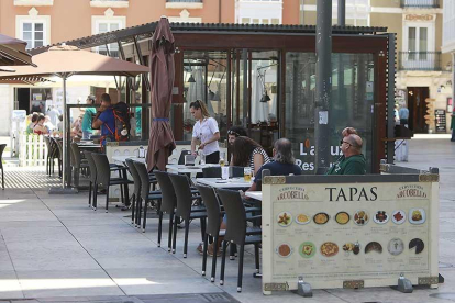 Terraza permanente de la plaza delRey San Fernando junto a otra no permanente.-RAÚL G. OCHOA