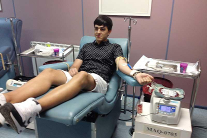 Alejandro, el día que cumplió su mayoría de edad, donando sangre.-Foto cedida por la Hermandad de Donantes de Sangre