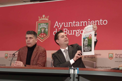 El alcalde, Daniel de la Rosa, acompañado de Vicente Marañón, lee uno de los titulares de un medio que dio por buena su imputación.