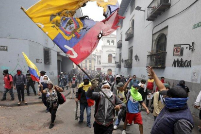 Manifestantes protestan contra el presidente Lenin Moreno y sus políticas económicas durante una marcha en Quito.-CARLOS NORIEGA (AP)