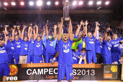 Dani López levanta el trofeo que acredita al Autocid Ford como campeón de la LEB Oro, el 19 de abril de 2013.-ISRAEL L. MURILLO