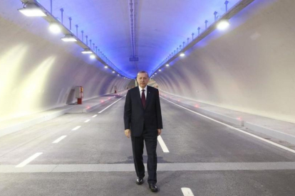 El presidente de Turquía, Recep Tayyip Erdogan, camina por el túnel bajo el Bósforo que ha inaugurado en Estambul.-AFP / KAYHAN OZER