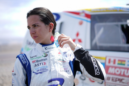 Gutiérrez se refresca durante un momento del Dakar.-DKR RAID SERVICE